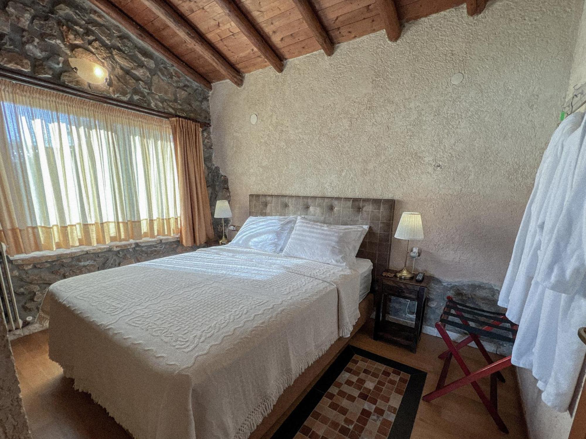 The Little Stone House By The Lake Kastoria Exterior photo